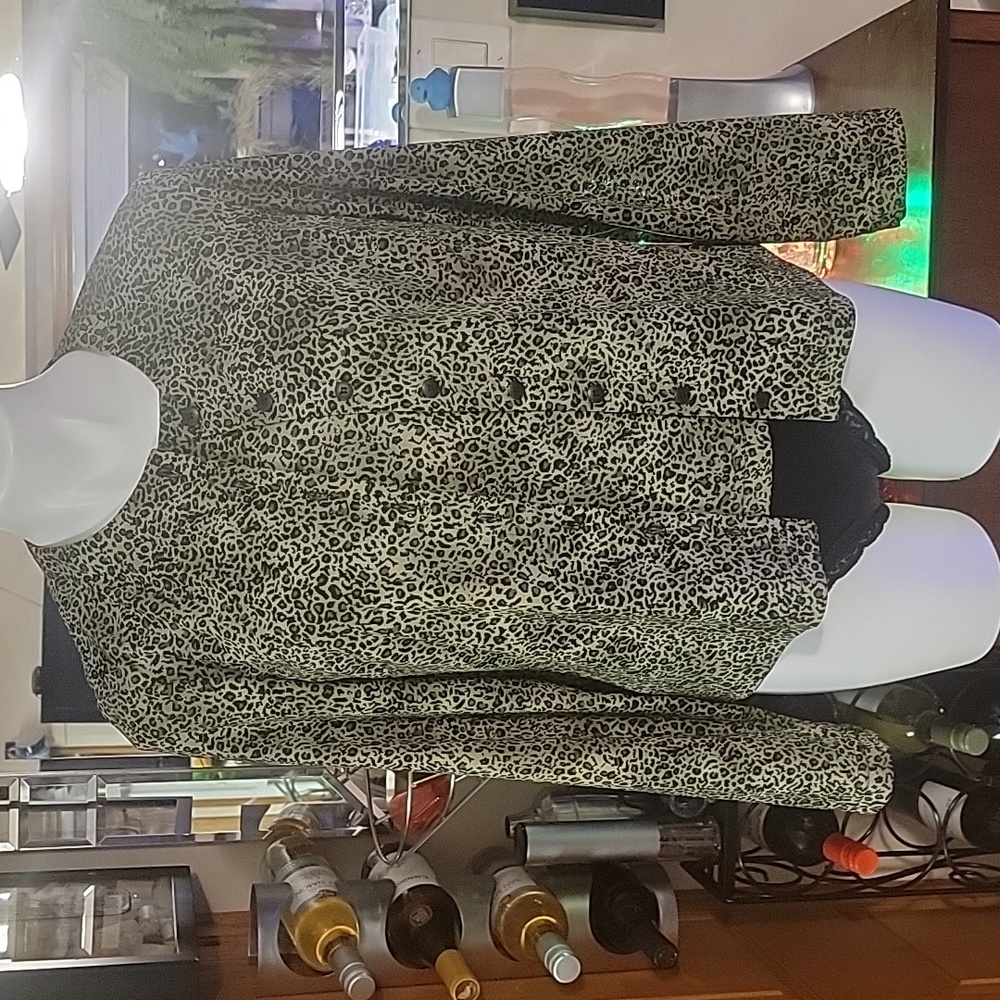 Bentley Arbuckle. Green animal print 2 pc top set. Med.